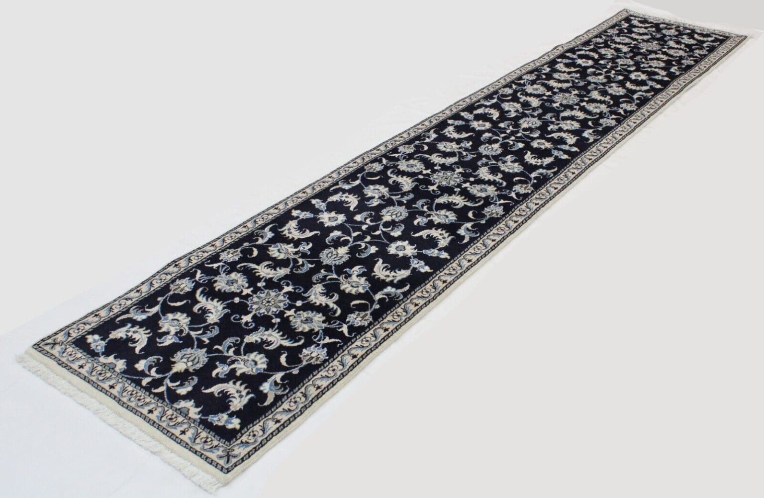 Perserteppich Nain 388 x 77 cm Wolle handgeknotet