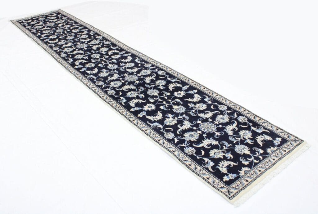 Perserteppich Nain 388 x 77 cm Wolle handgeknotet