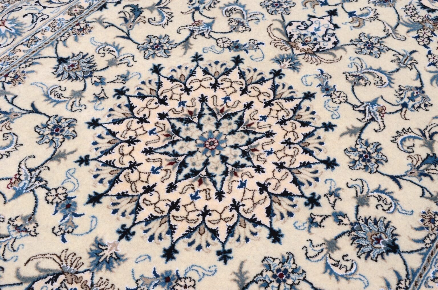 Perserteppich Nain 237 x 162 cm Wolle handgeknüpft