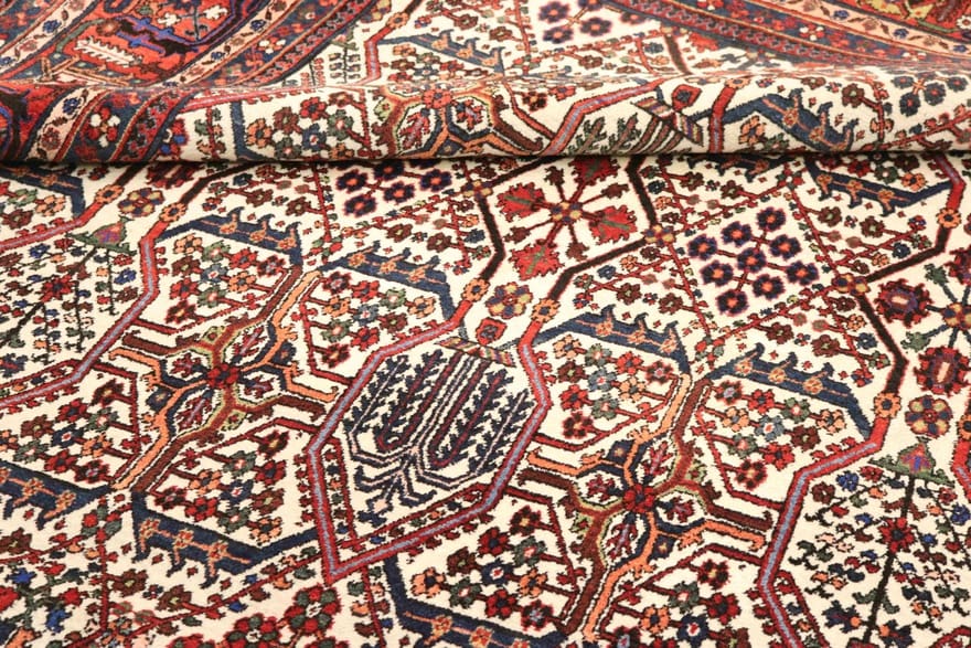 Antiker Isfahan Perserteppich aus Iran, 325 × 243 cm