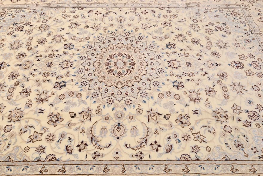 zeitloser-nain-9la-teppich-305x208-cm-wolle-seide-handgeknupft-2 Nain Perserteppich antik, 303 × 207 cm, Wolle