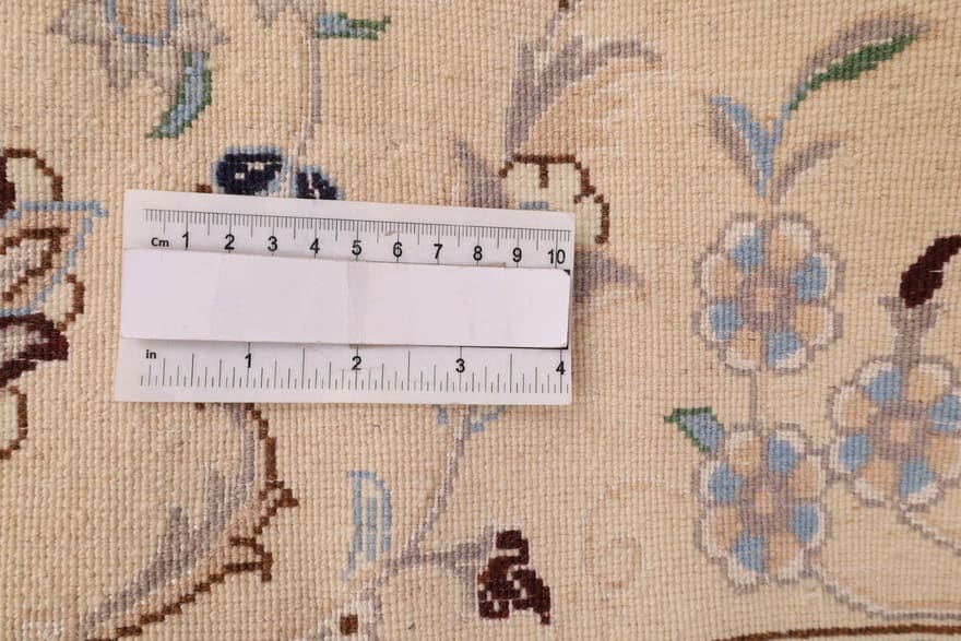 zeitloser-nain-9la-teppich-305x208-cm-wolle-seide-handgeknupft-5 Nain Perserteppich antik, 303 × 207 cm, Wolle