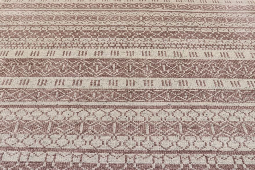 modern-ikat-teppich-243x167-cm-handgeknupft-beige-braun-unikat-8 Orientteppich aus Indien, 241 × 166 cm