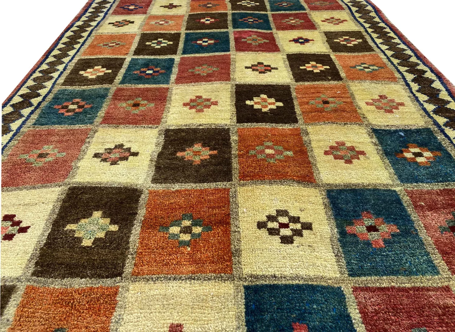 gabbeh-shuli-154-x-111-cm-handgeknupft-rot-beige-perserteppich-3 Handgeknüpfter Gabbeh Perserteppich 154 × 111 cm