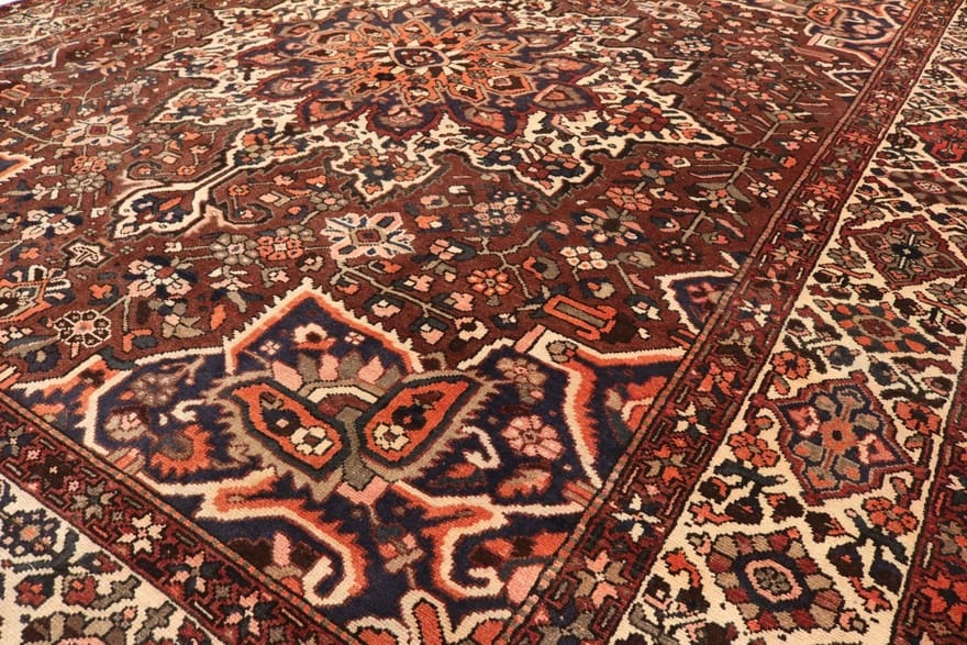 Bakhtiari Perserteppich aus Iran, 362 × 311 cm