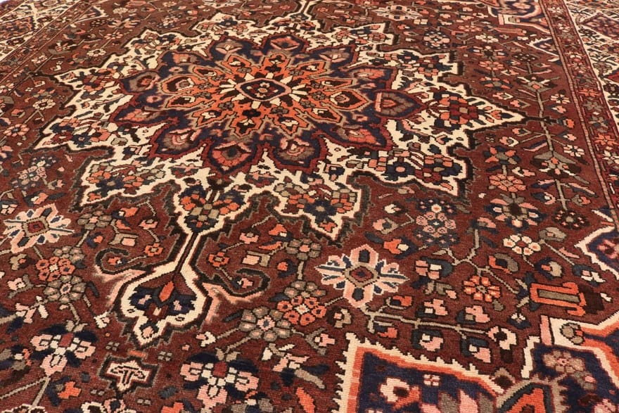 Bakhtiari Perserteppich aus Iran, 362 × 311 cm