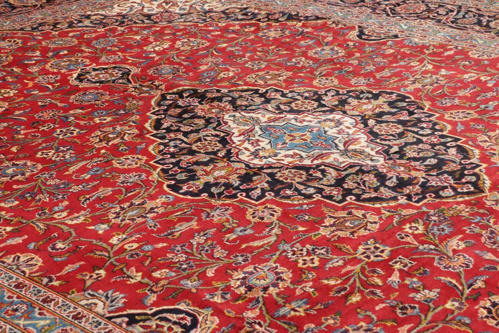 kashan-teppich-296-x-407cm-florale-muster-handgeknupft-perserteppich-7 Kashan Perserteppich 296 × 407 cm aus Wolle, handgeknüpft