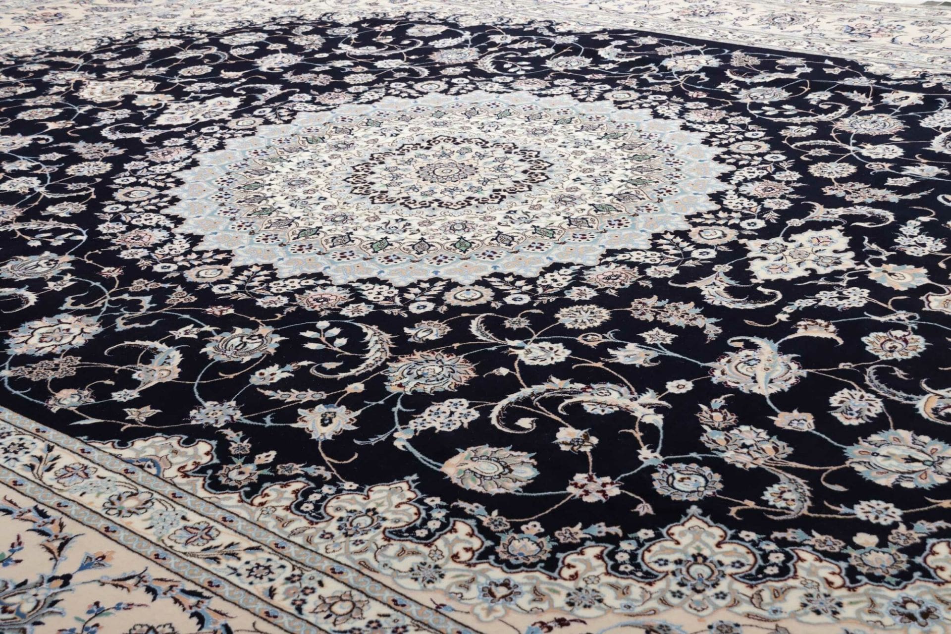 Nain Perserteppich aus Iran, 305 × 411 cm