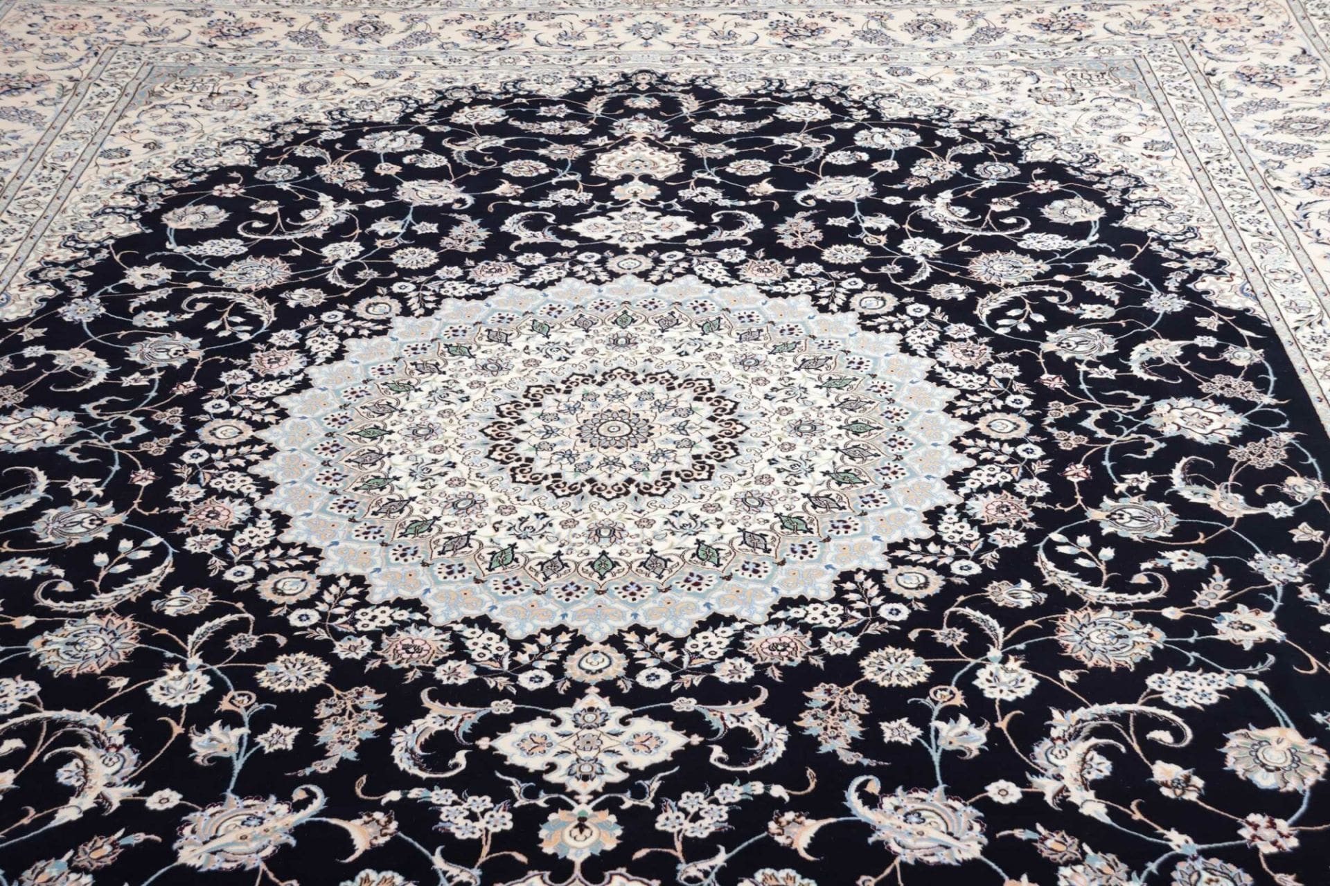 Nain Perserteppich aus Iran, 305 × 411 cm