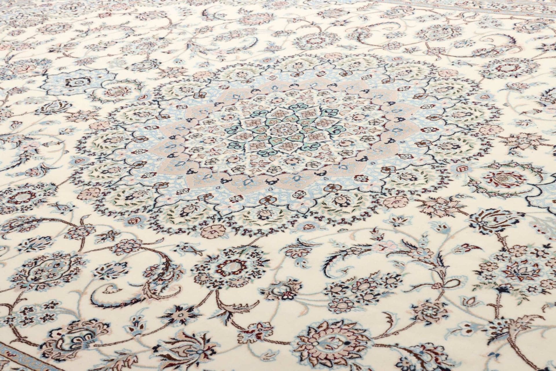 Nain Perserteppich aus Iran, 259 × 372 cm