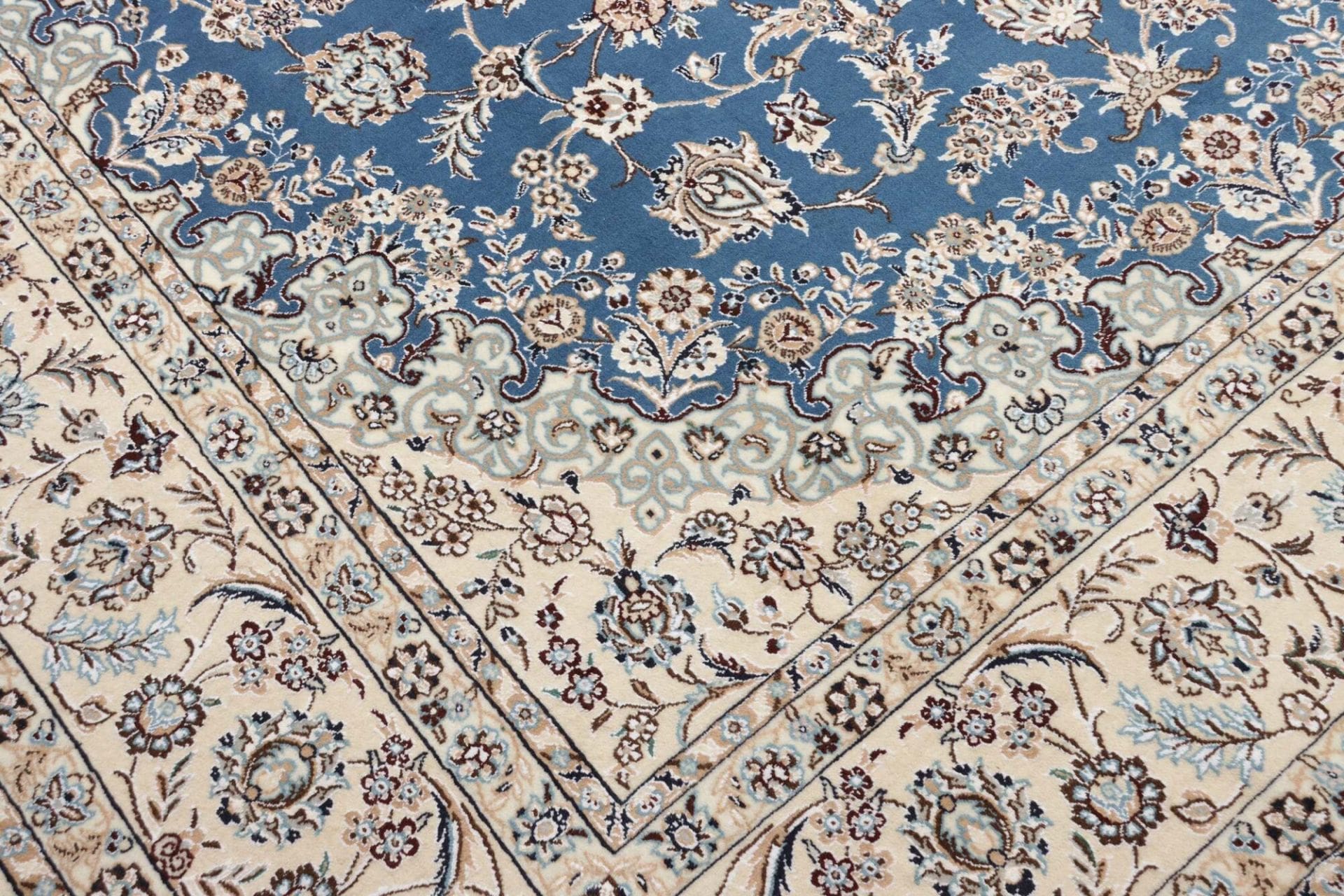Handgeknüpfter Nain Perserteppich 251 × 353 cm