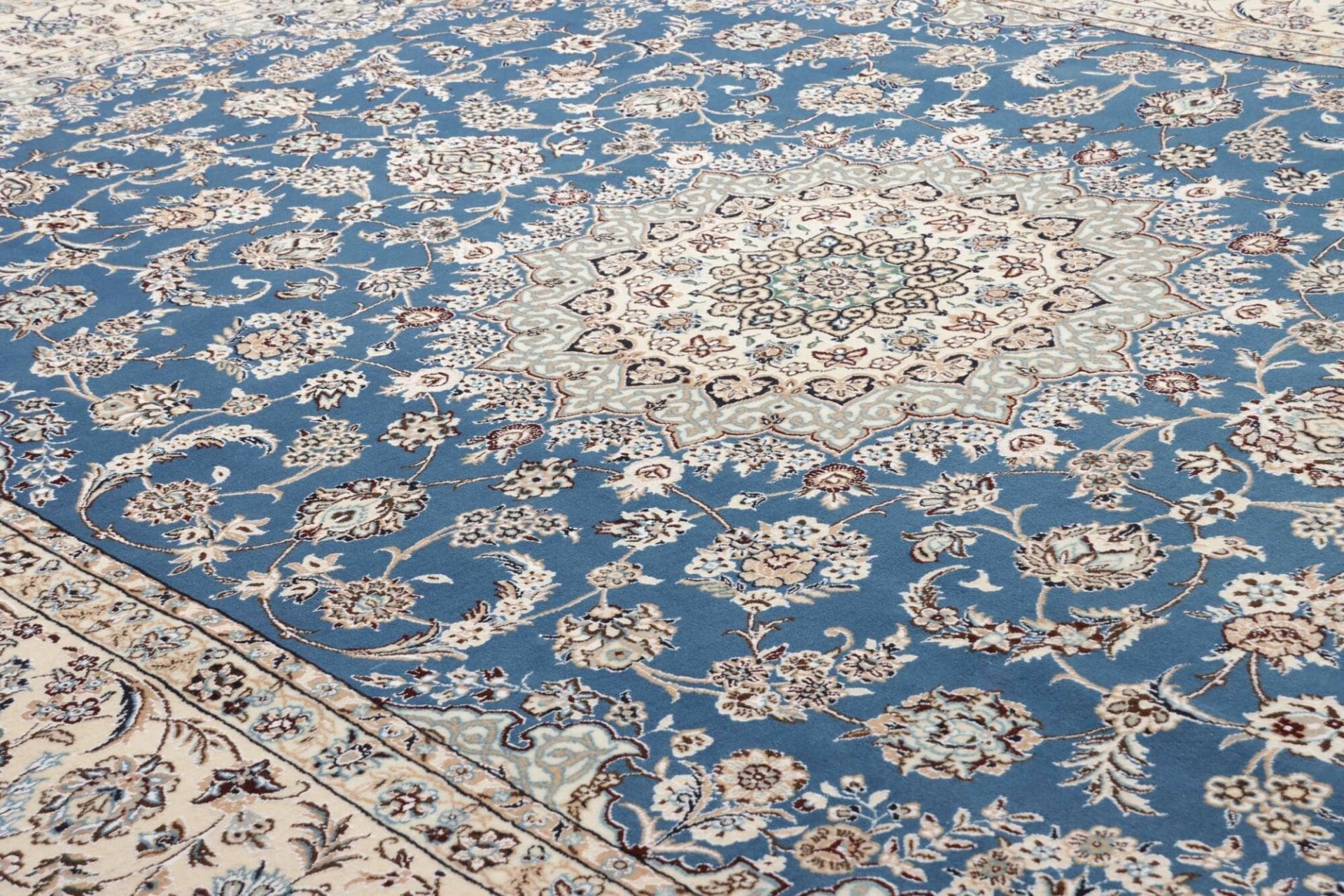 Handgeknüpfter Nain Perserteppich 251 × 353 cm