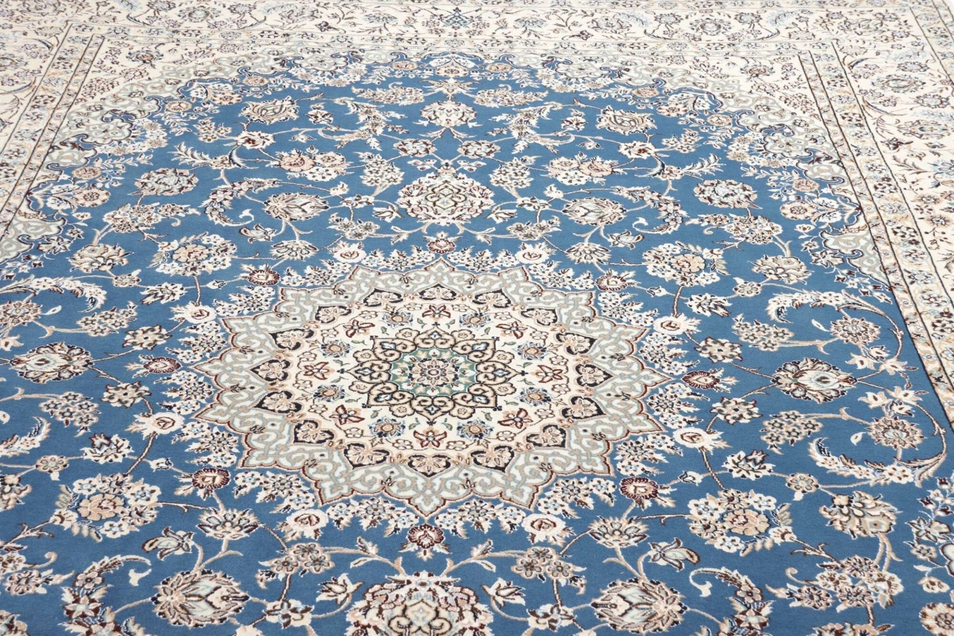 Handgeknüpfter Nain Perserteppich 251 × 353 cm