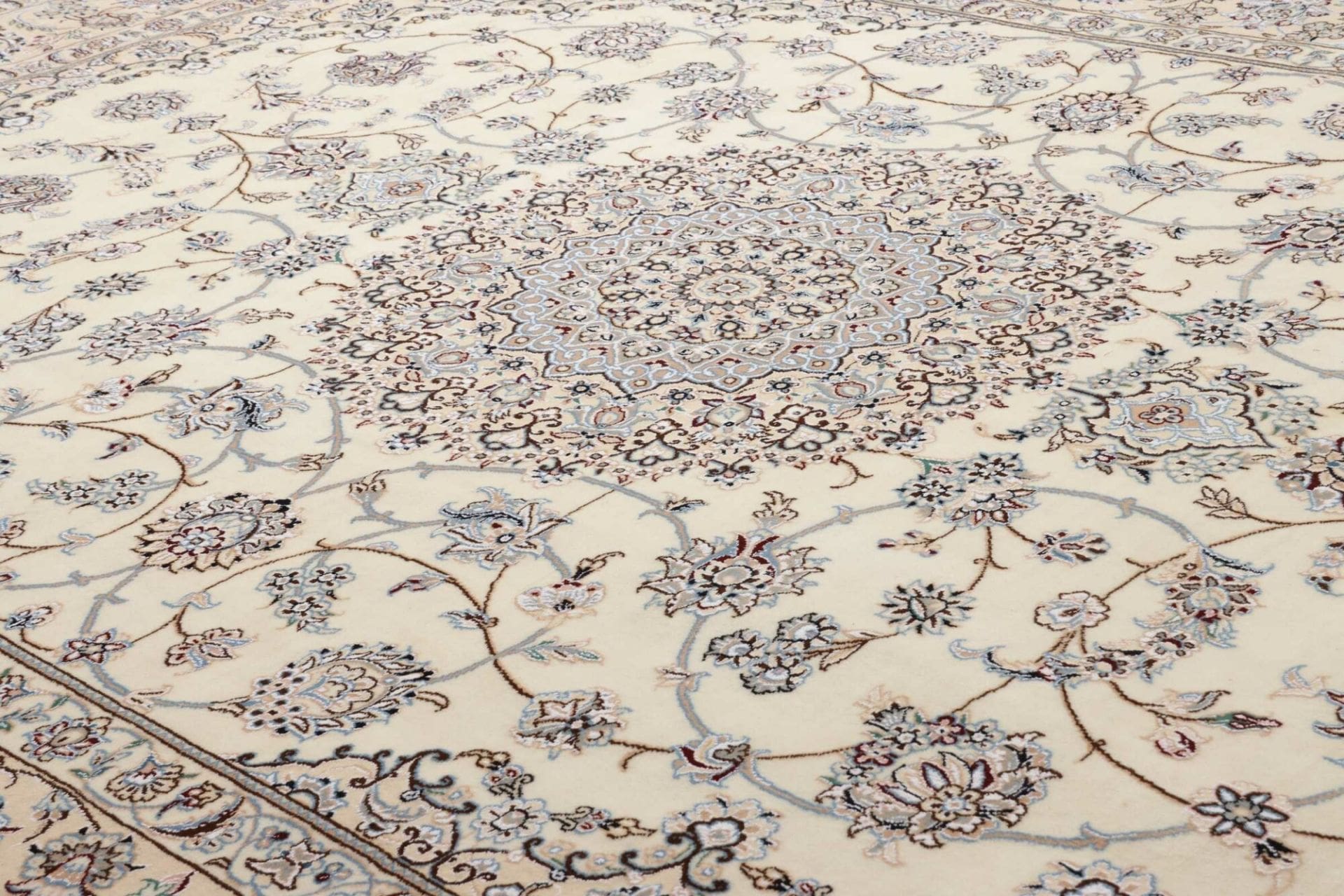 Nain Perserteppich aus Iran, 250 × 350 cm