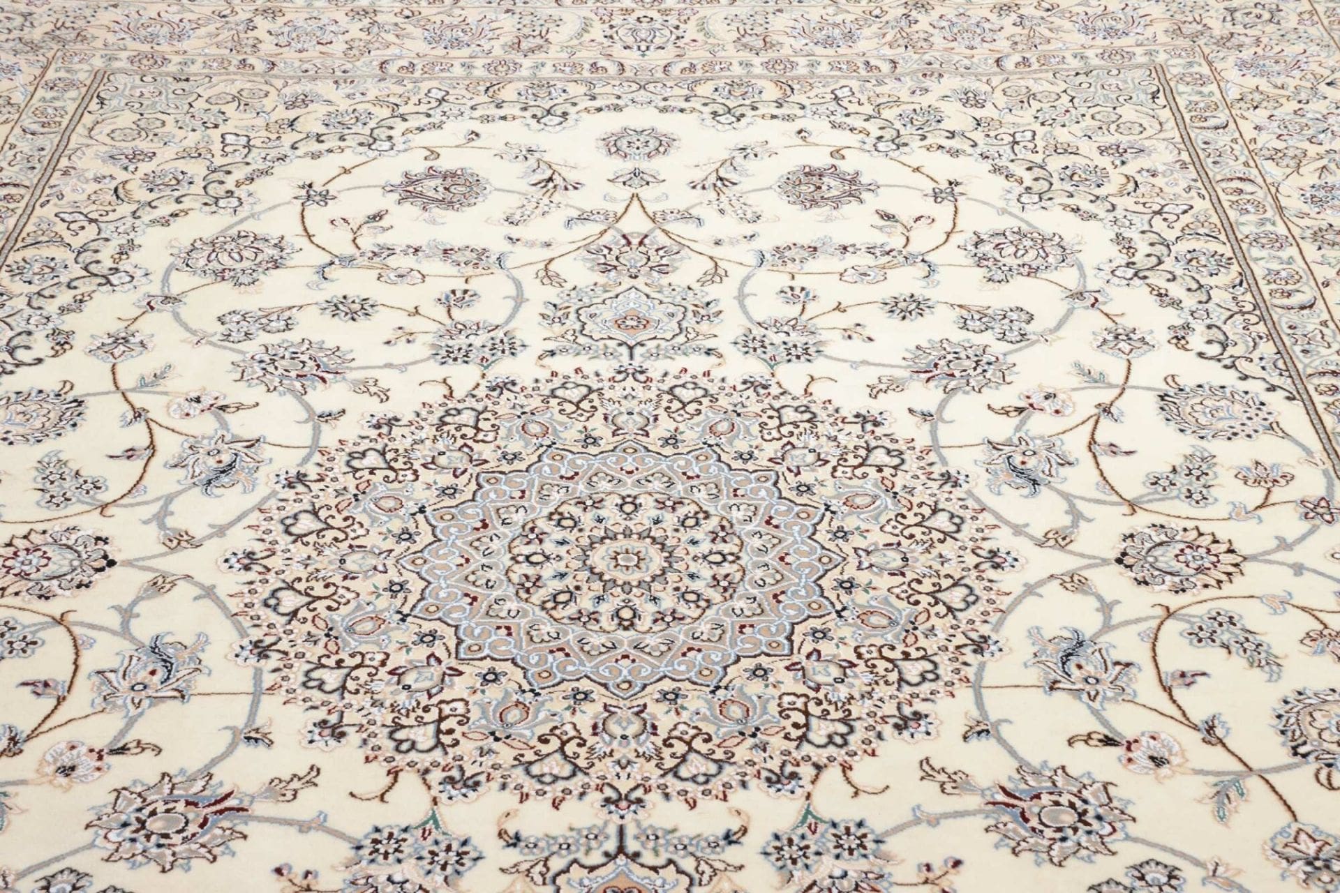 Nain Perserteppich aus Iran, 250 × 350 cm