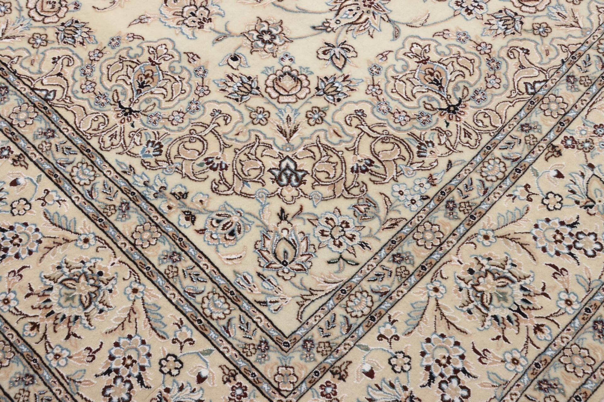 Handgeknüpfter Nain Perserteppich 251 × 356 cm