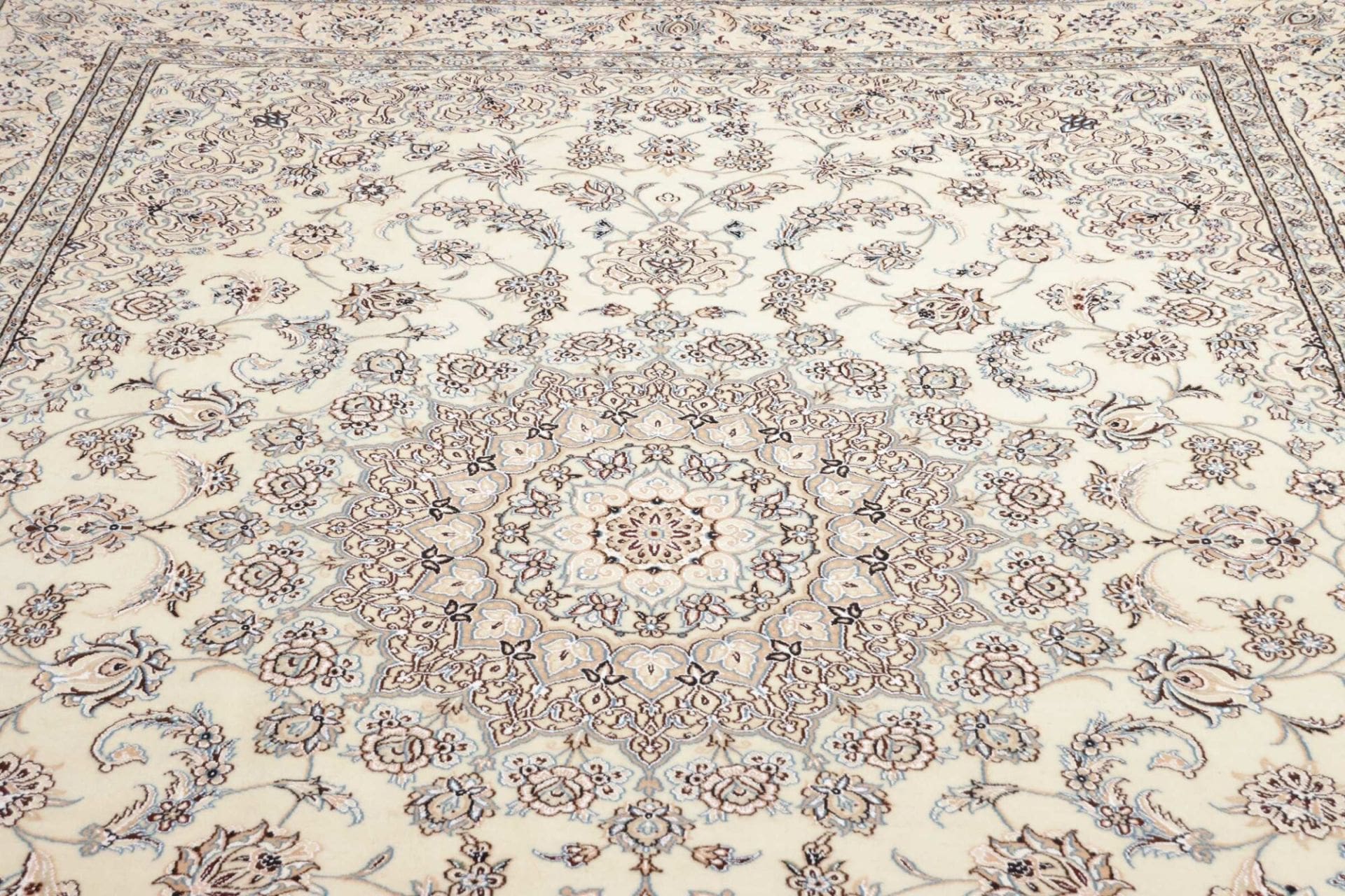 Handgeknüpfter Nain Perserteppich 251 × 356 cm