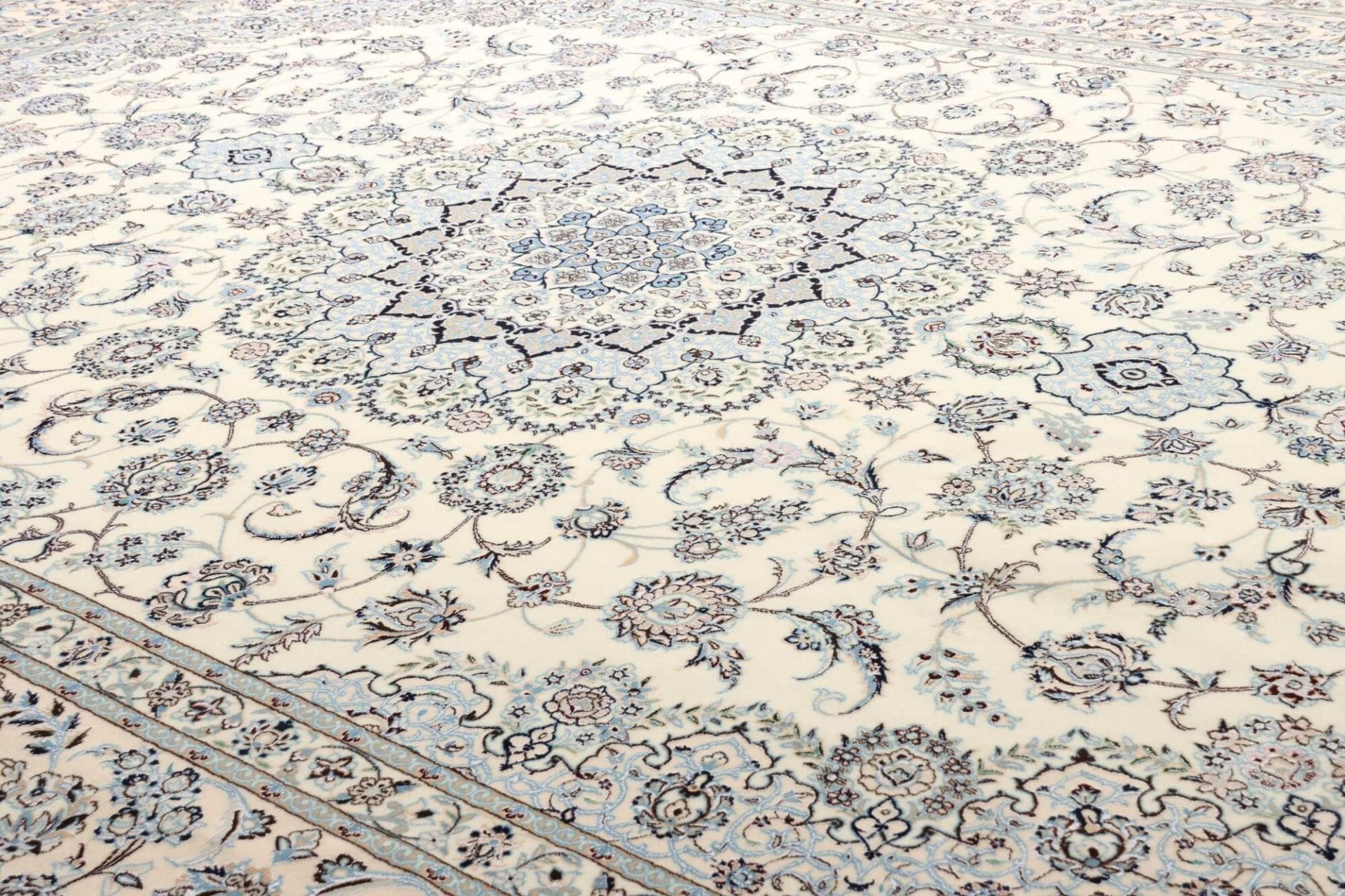 Nain Perserteppich aus Iran, 265 × 369 cm
