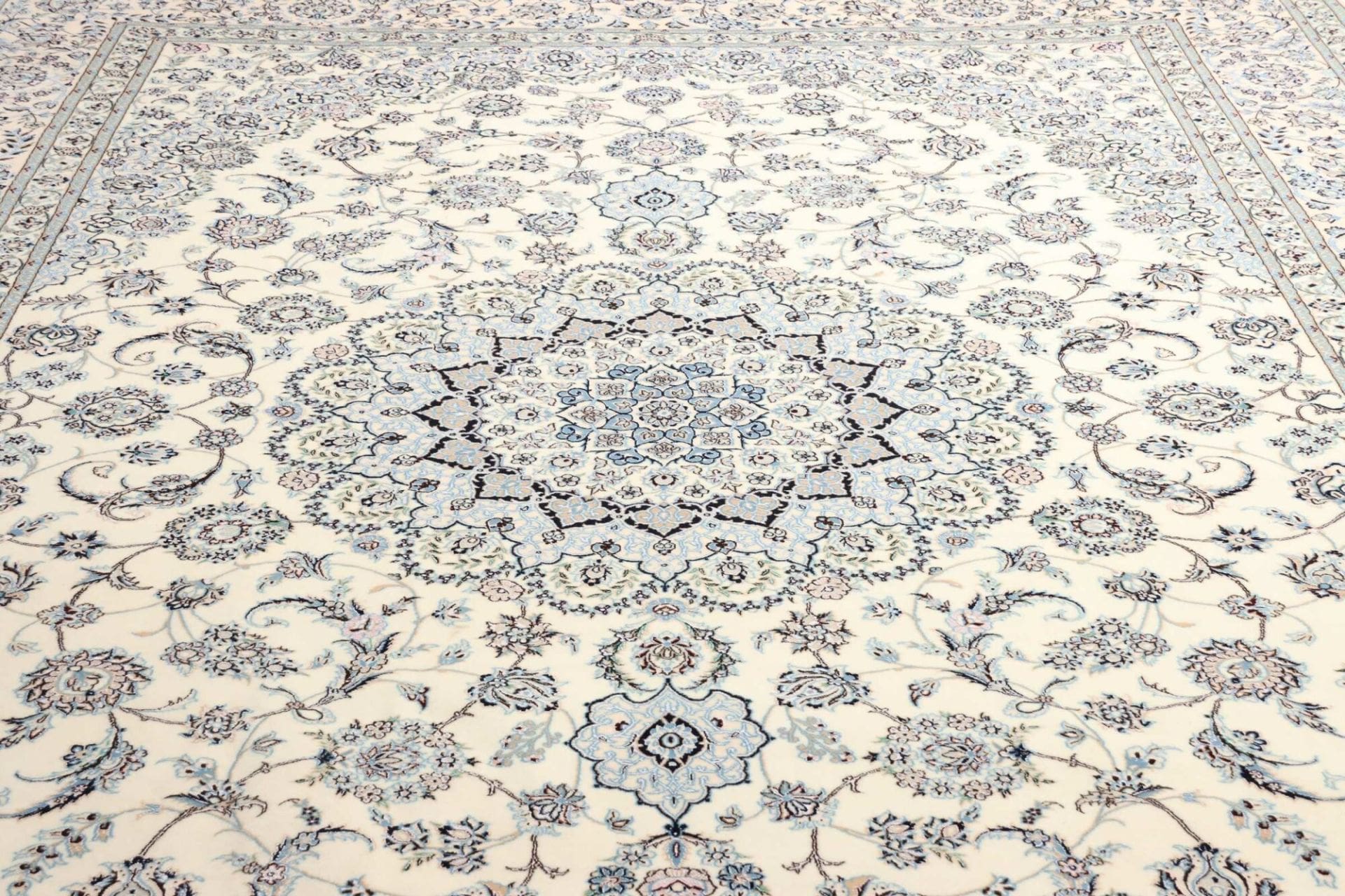 Nain Perserteppich aus Iran, 265 × 369 cm