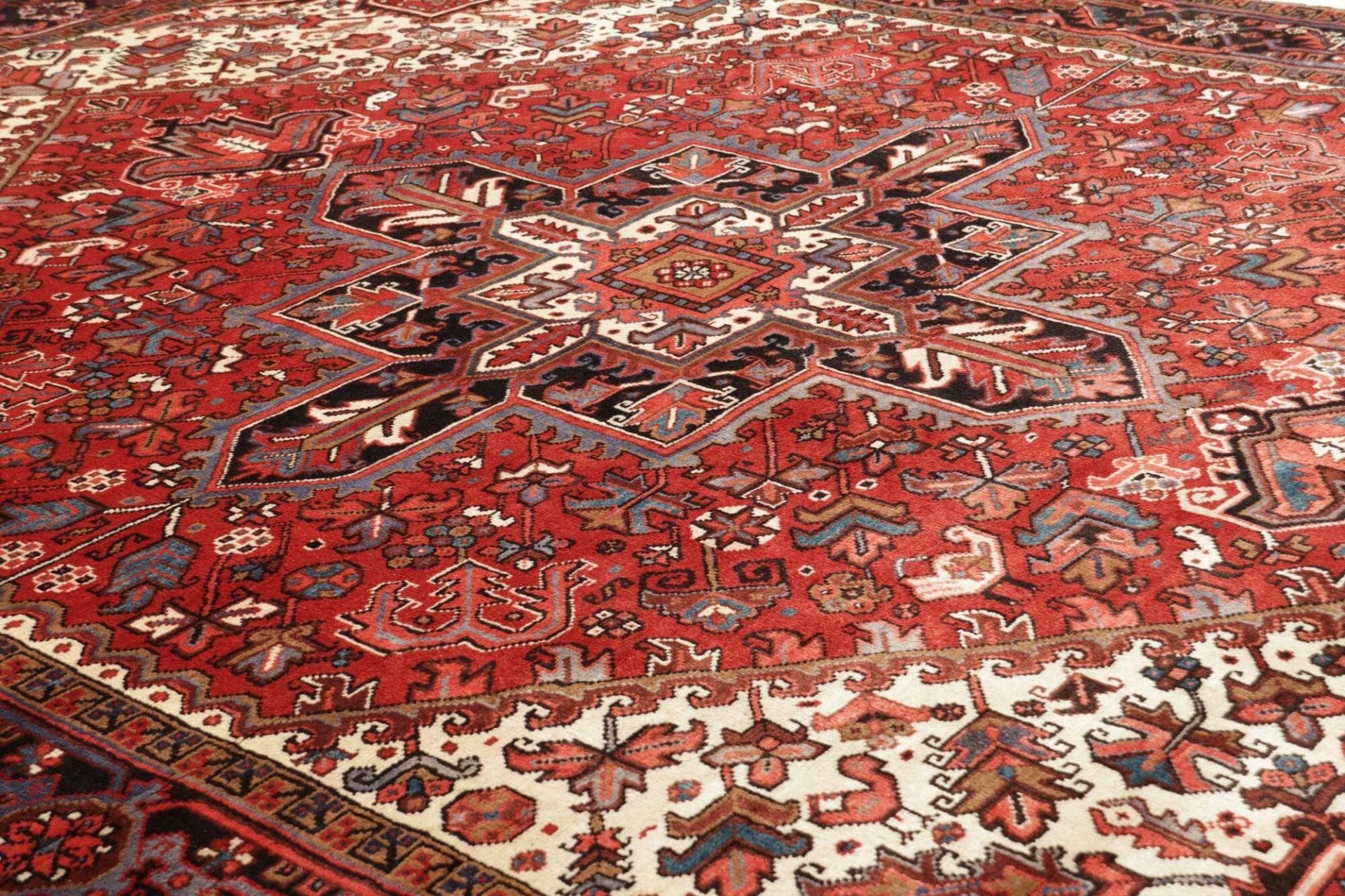 Handgeknüpfter Heriz Perserteppich 260 × 330 cm