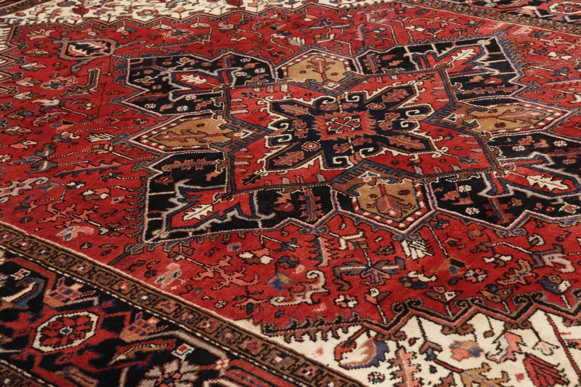 Handgeknüpfter Heriz Perserteppich 218 × 290 cm