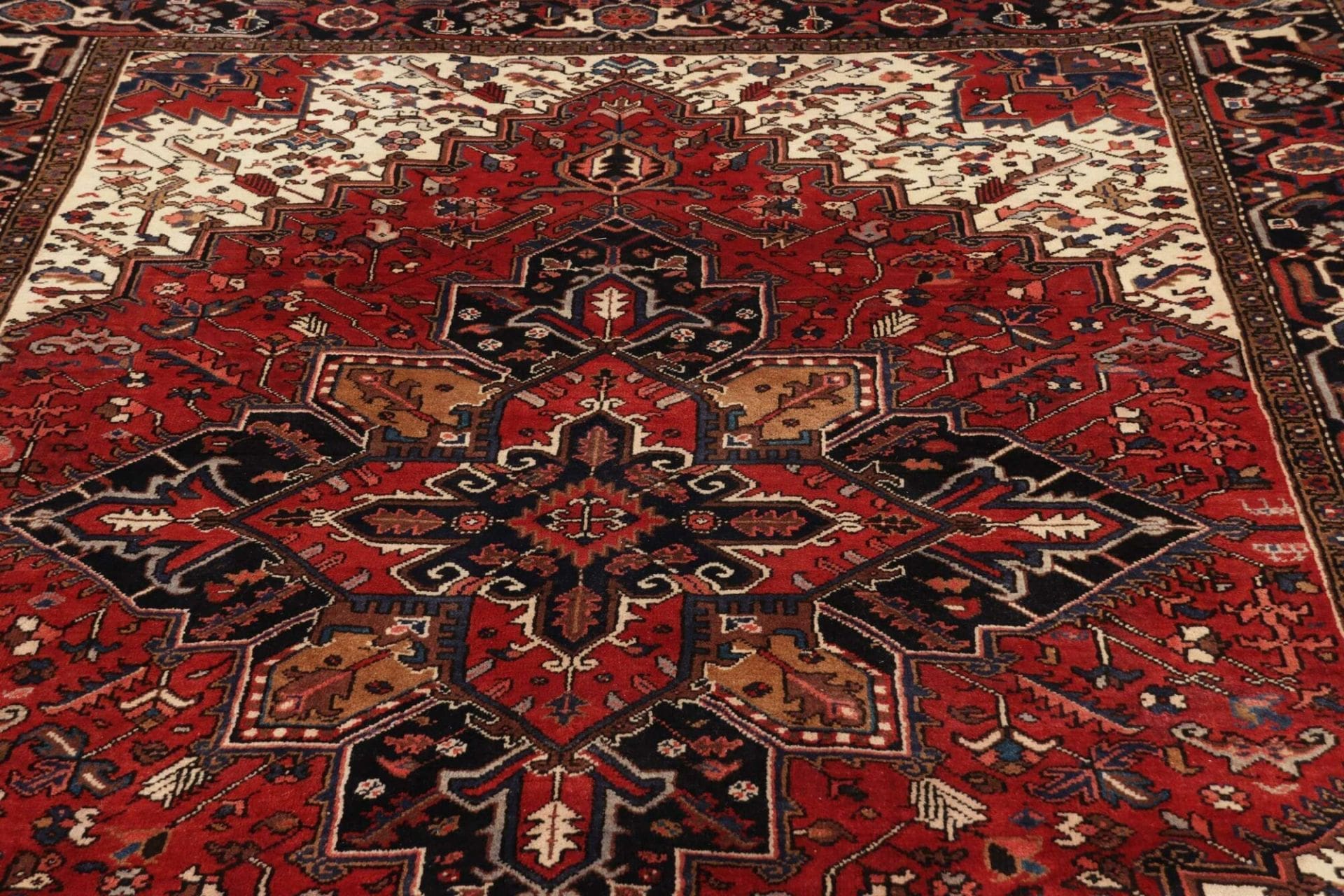 Handgeknüpfter Heriz Perserteppich 218 × 290 cm