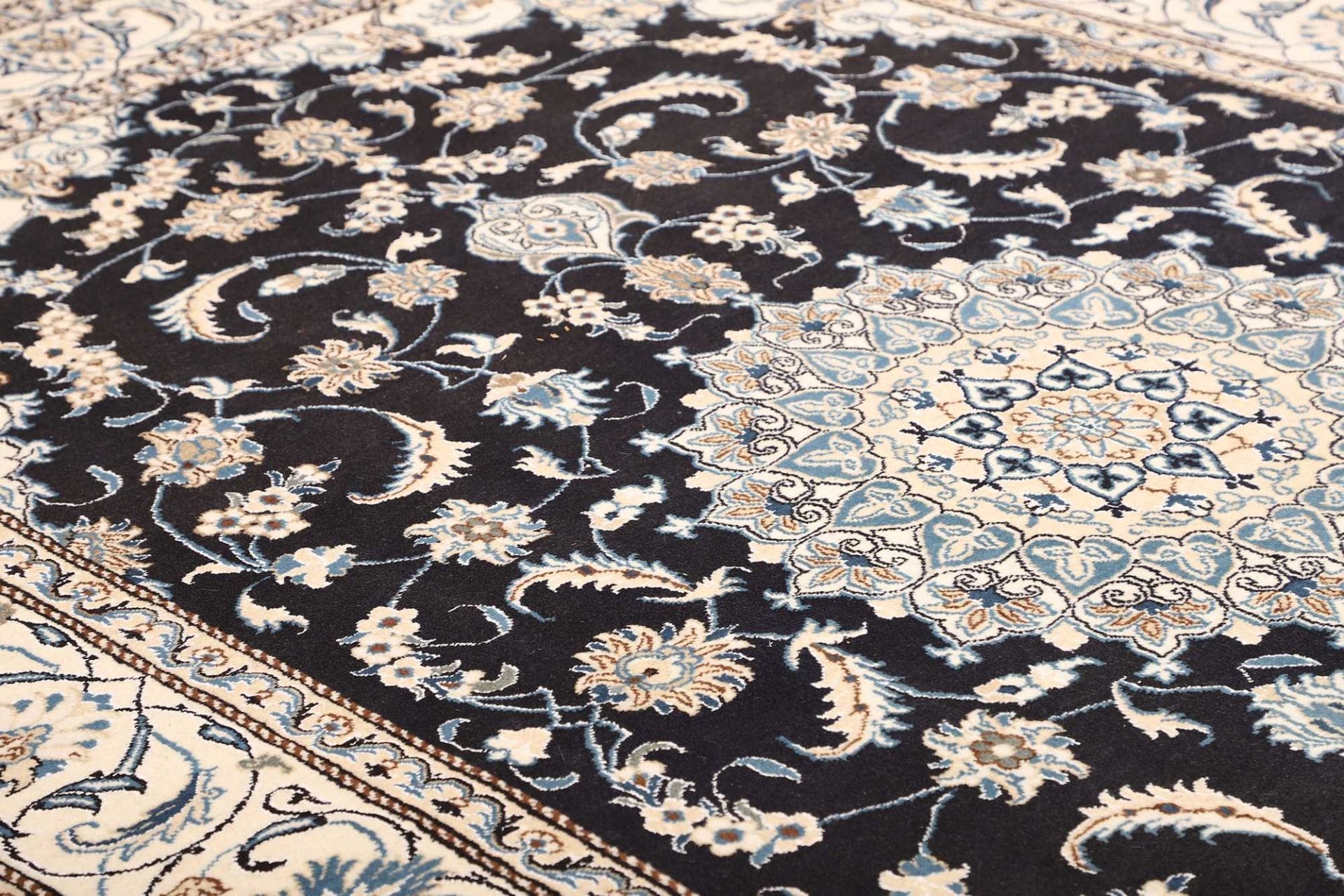Nain Perserteppich aus Iran, 193 × 295 cm