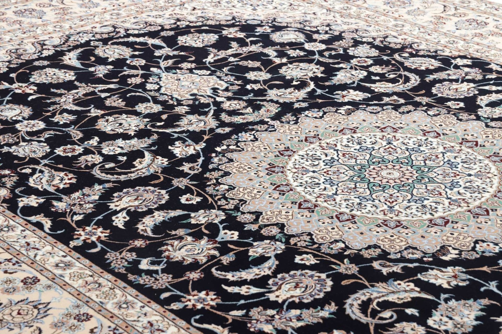 Nain Perserteppich aus Iran, 223 × 320 cm