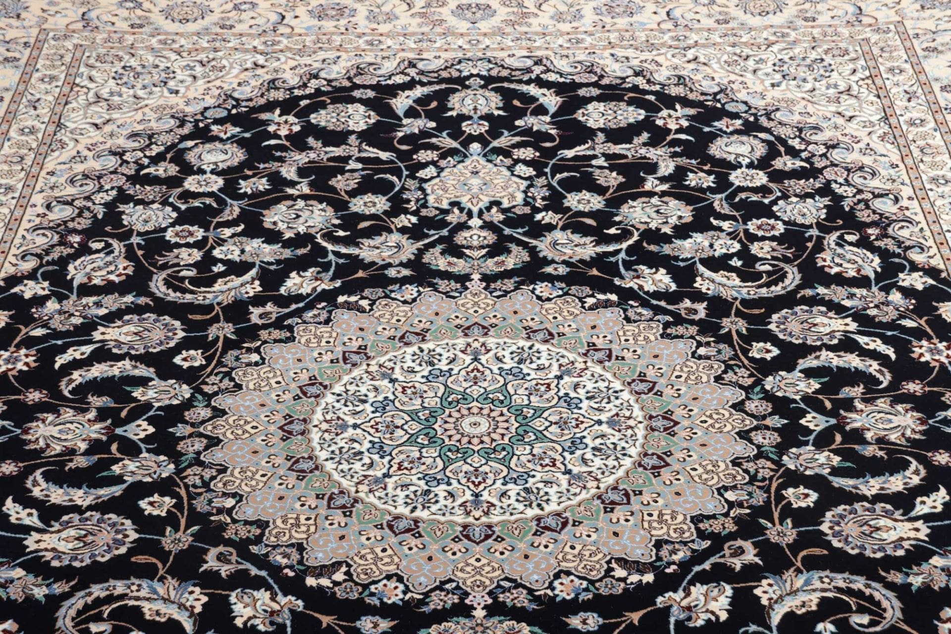Nain Perserteppich aus Iran, 223 × 320 cm