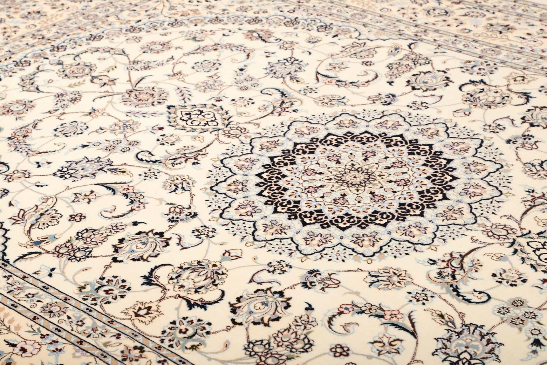 Handgeknüpfter Nain Perserteppich 212 × 316 cm