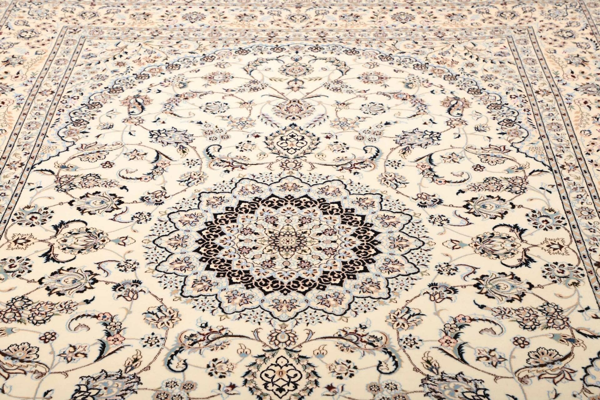 Handgeknüpfter Nain Perserteppich 212 × 316 cm