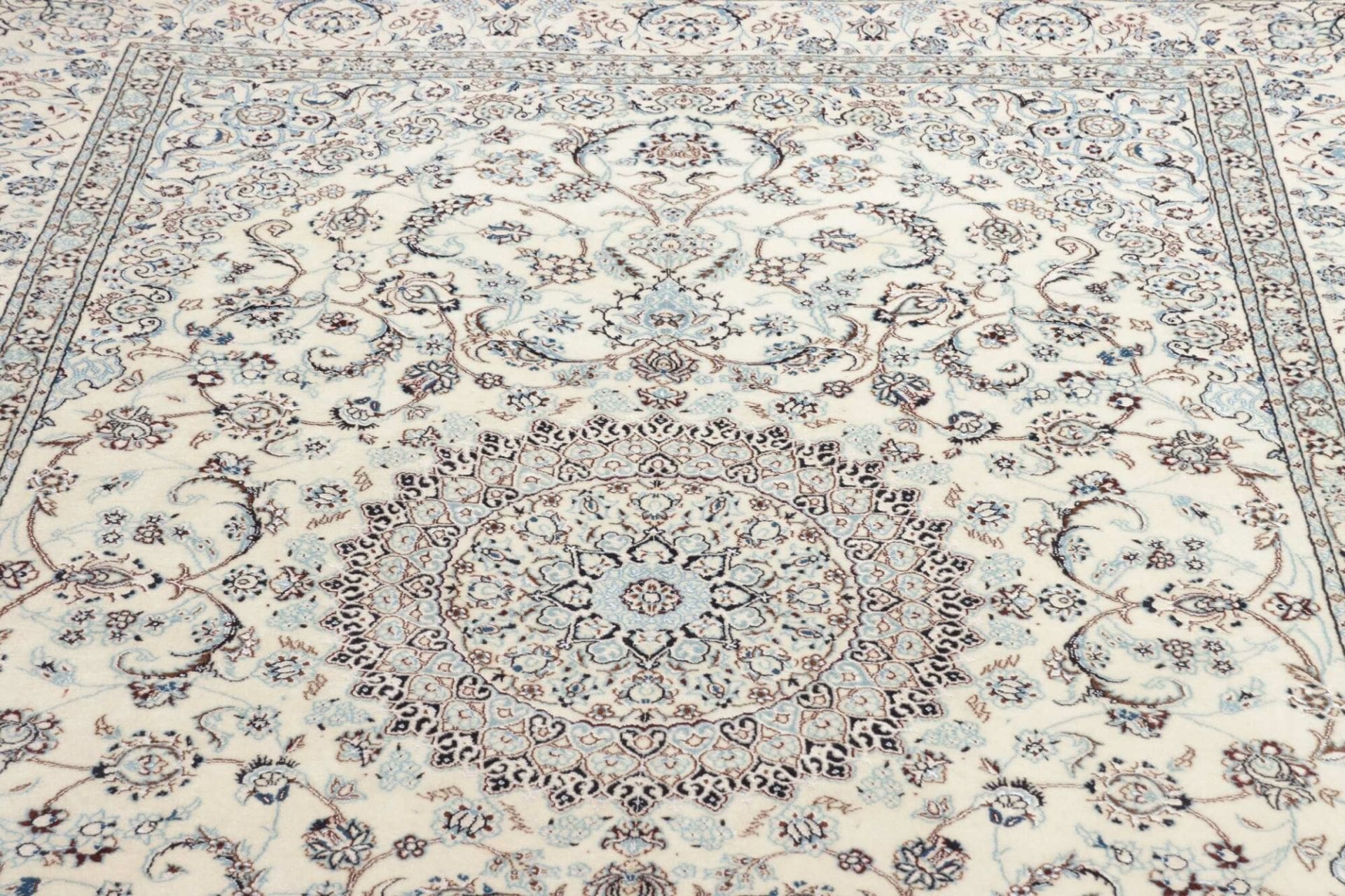 Nain Perserteppich aus Iran, 190 × 290 cm