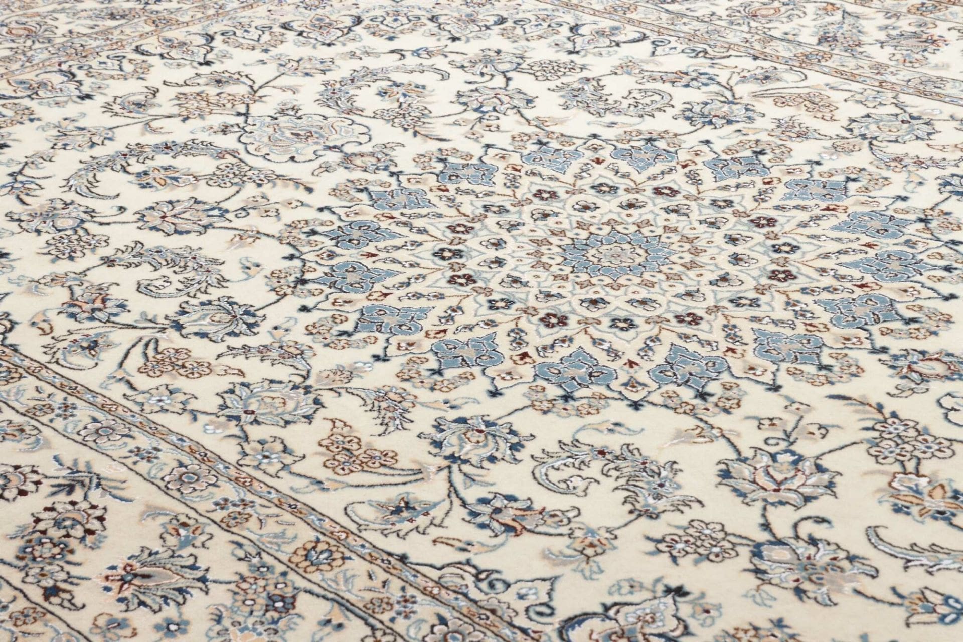 Handgeknüpfter Nain Perserteppich 203 × 292 cm