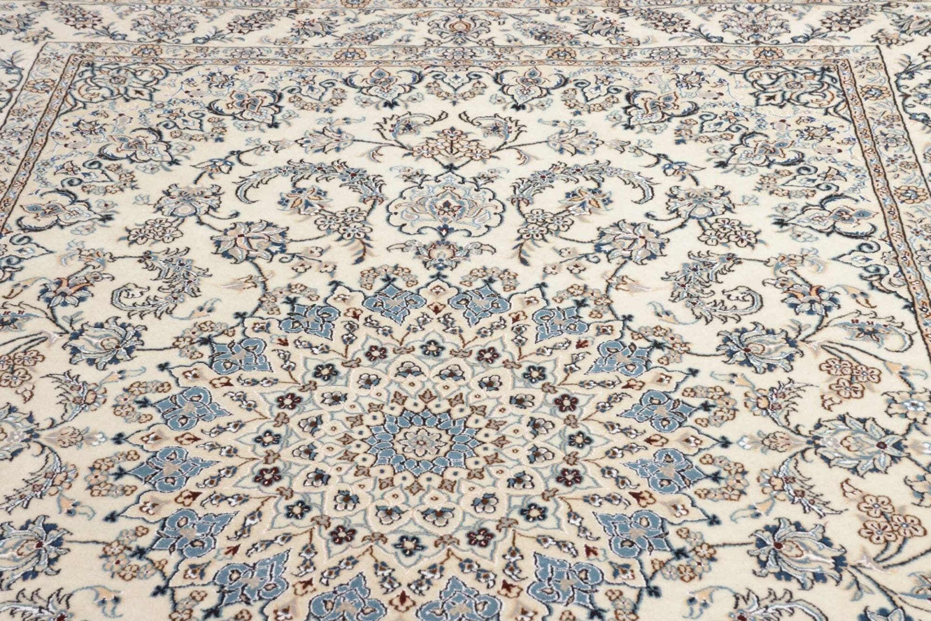 Handgeknüpfter Nain Perserteppich 203 × 292 cm