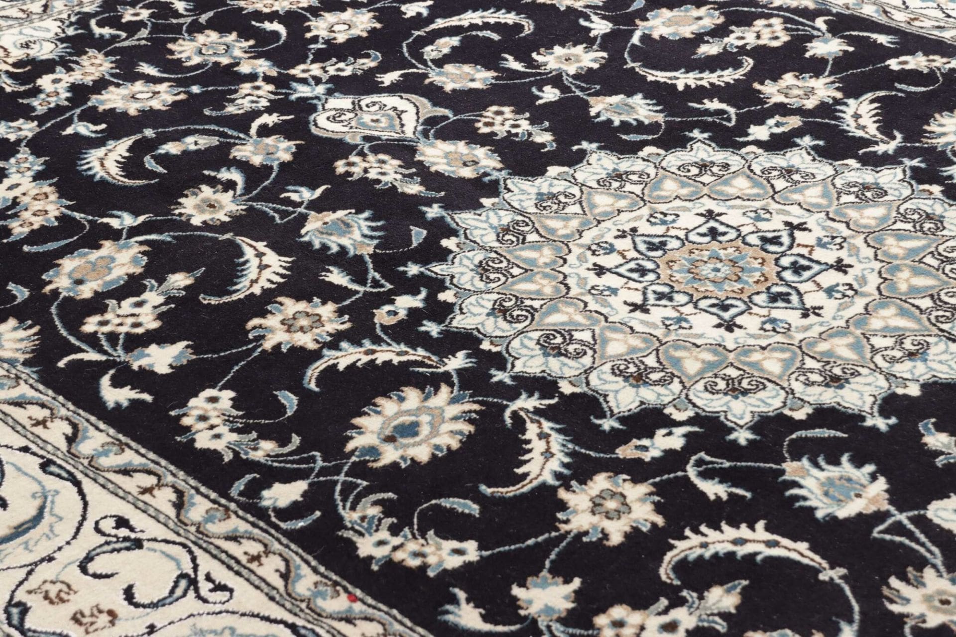 nain-teppich-199-x-302cm-florale-muster-handgeknupft-perserteppich-7 Handgeknüpfter Nain Perserteppich, 199 × 302 cm, Wolle