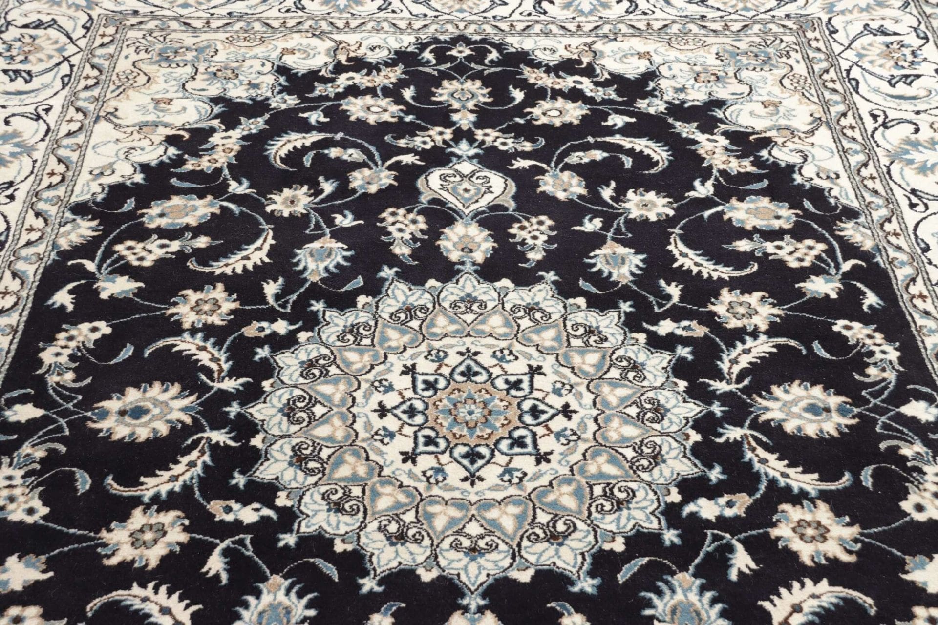 nain-teppich-199-x-302cm-florale-muster-handgeknupft-perserteppich-8 Handgeknüpfter Nain Perserteppich, 199 × 302 cm, Wolle