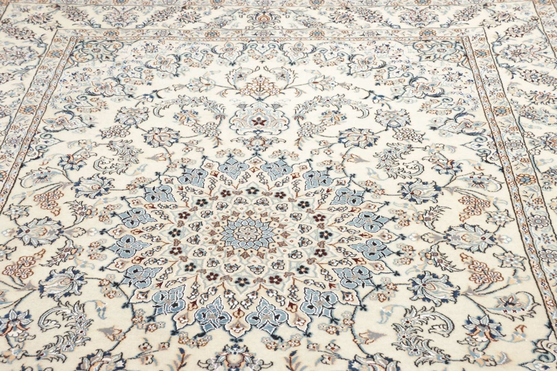 Handgeknüpfter Nain Perserteppich 199 × 300 cm