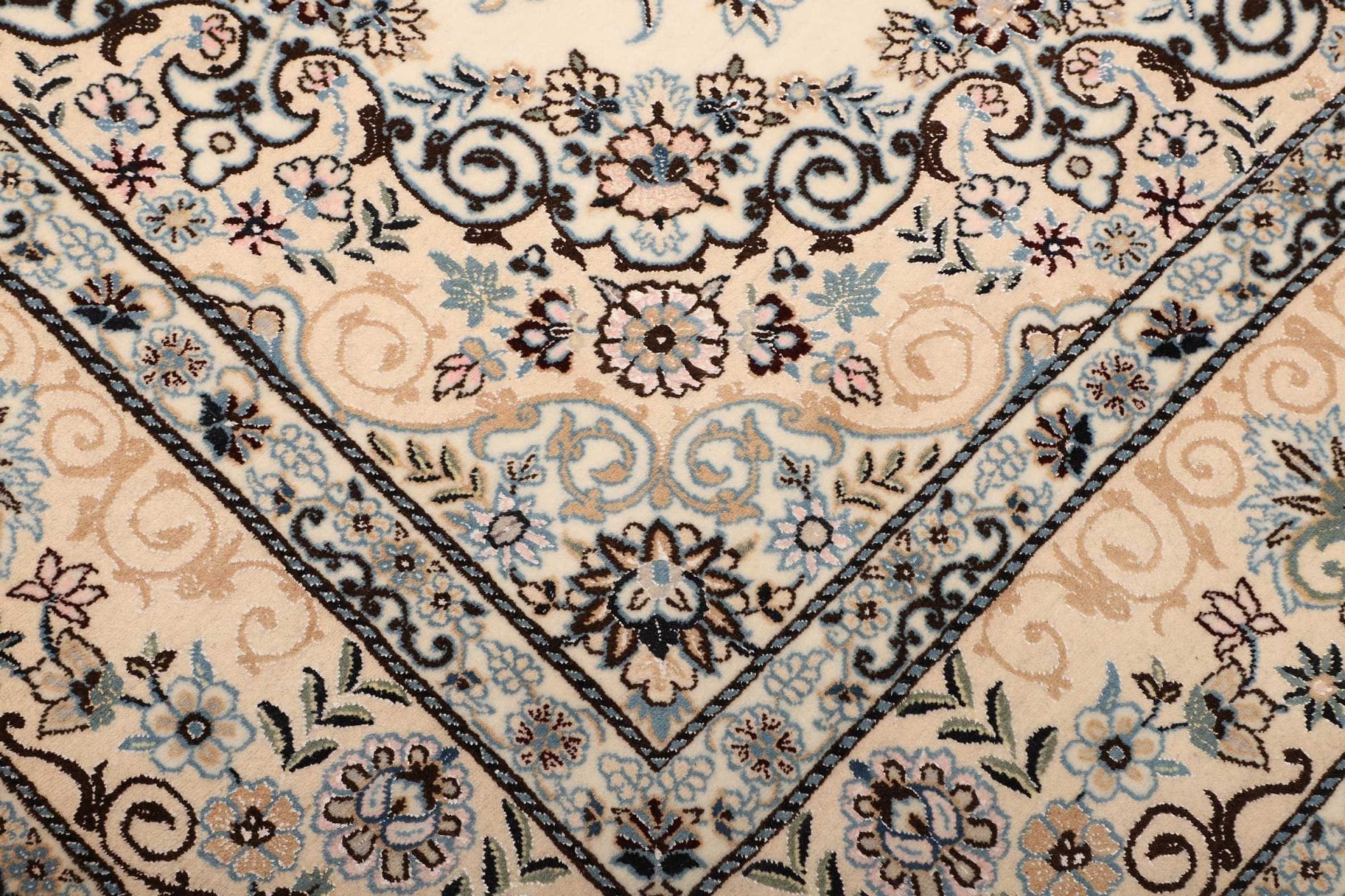 Nain Perserteppich aus Iran, 205 × 306 cm