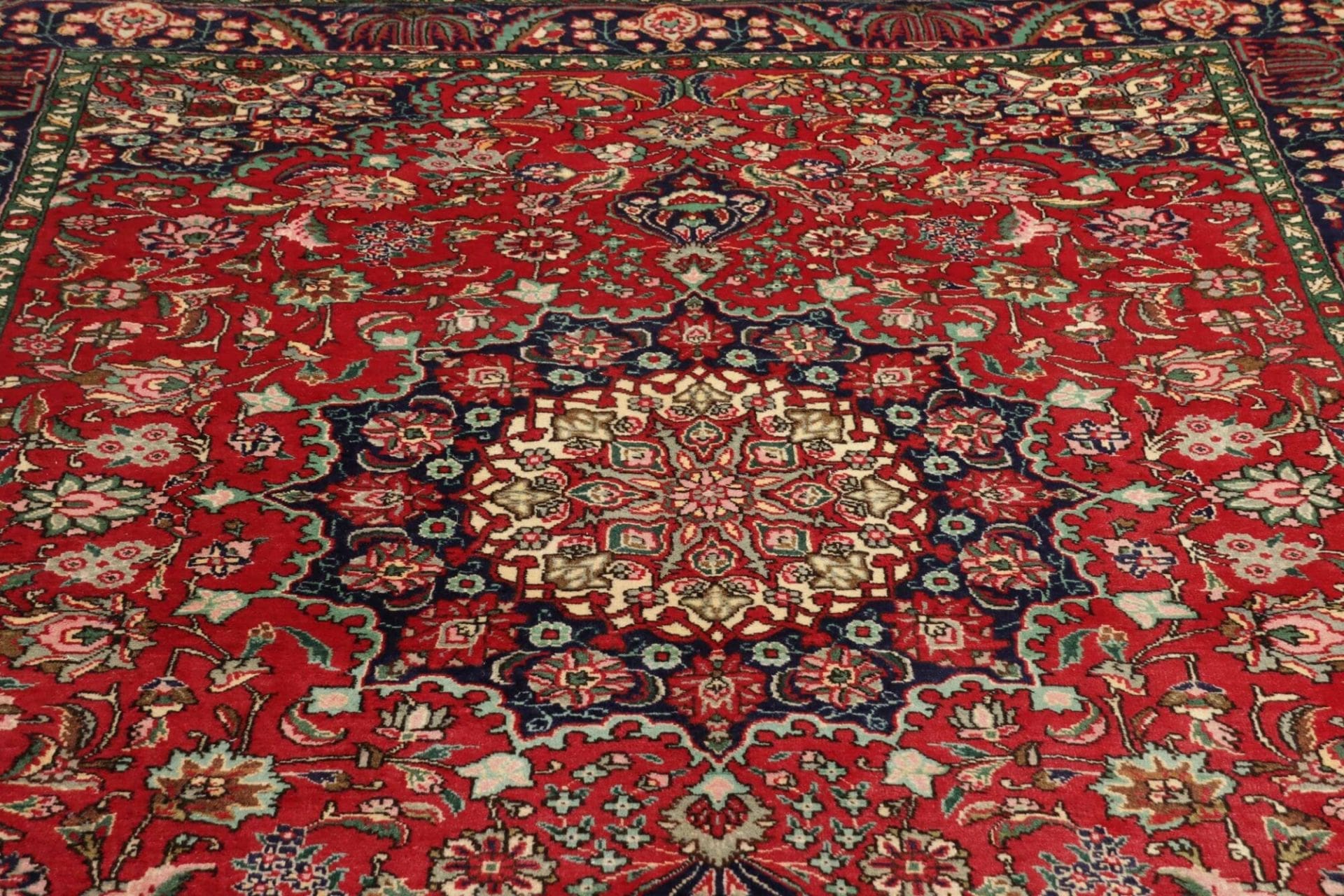 Täbriz Perserteppich aus Iran, 207 × 278 cm