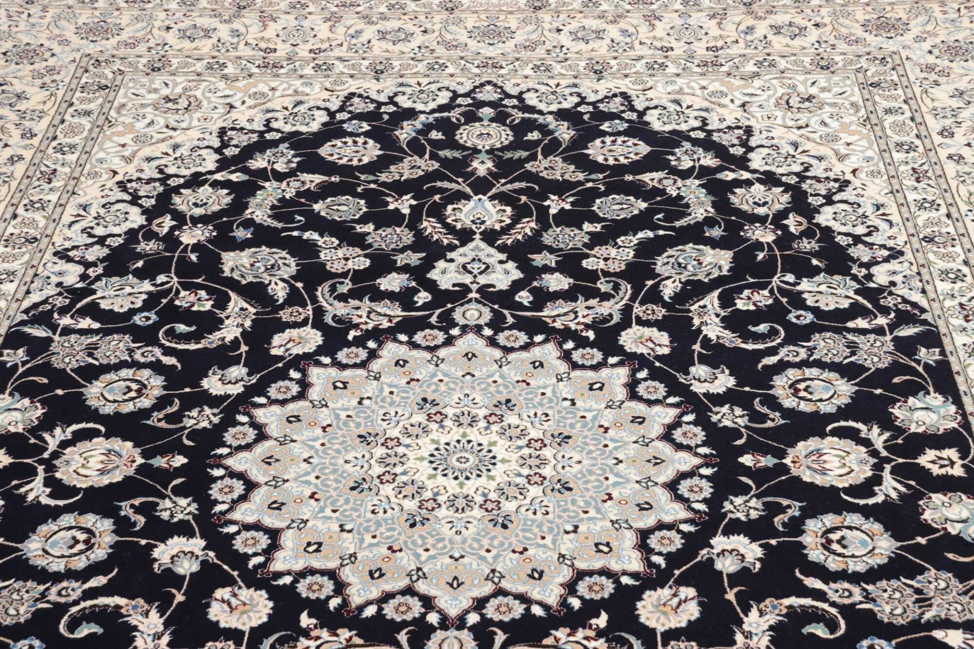 Handgeknüpfter Nain Perserteppich 214 × 317 cm