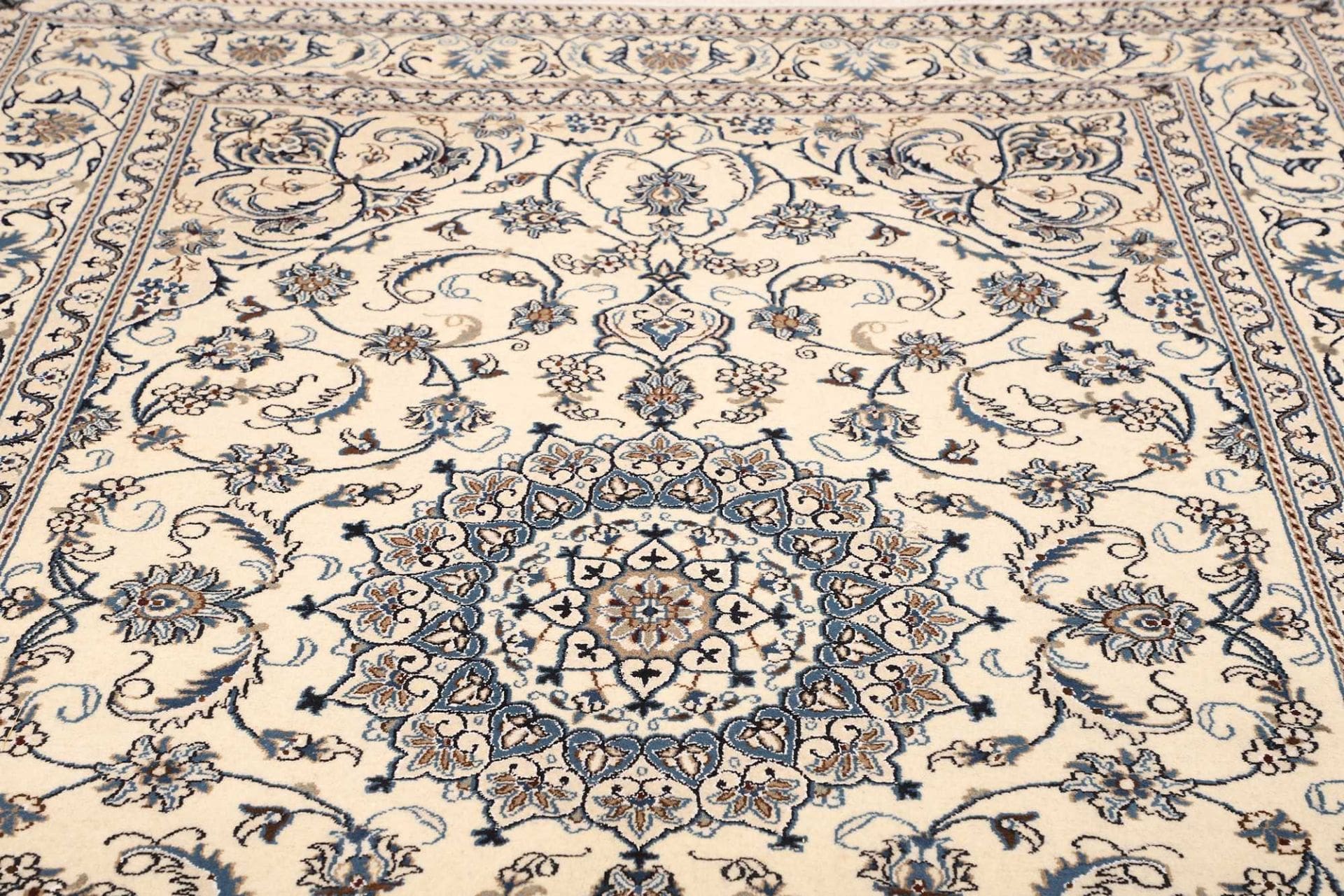 Handgeknüpfter Nain Perserteppich 200 × 293 cm