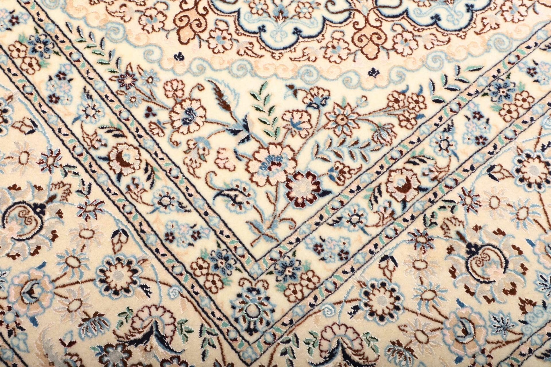 Handgeknüpfter Nain Perserteppich 211 × 317 cm