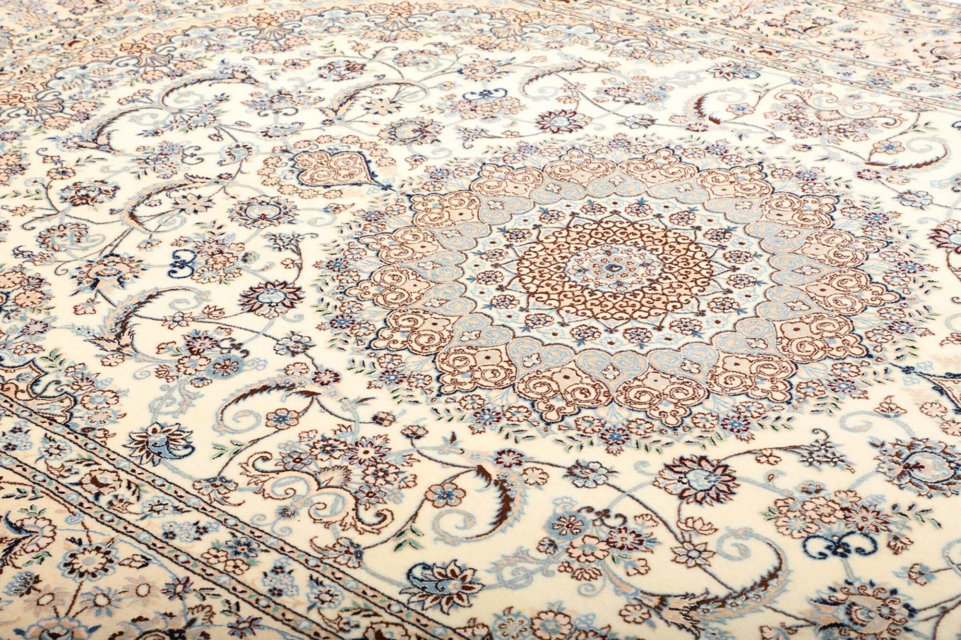 Handgeknüpfter Nain Perserteppich 211 × 317 cm