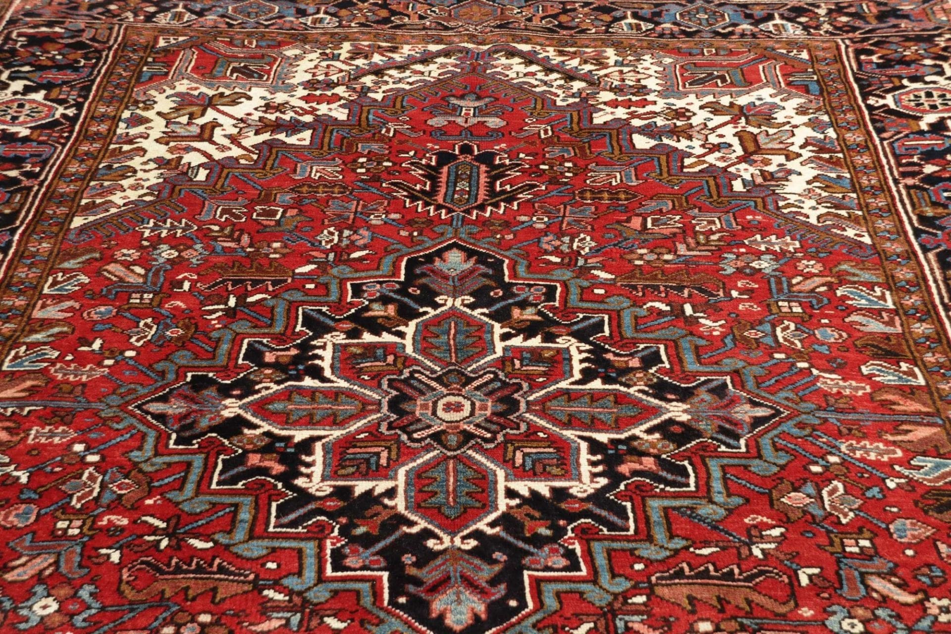 Handgeknüpfter Heriz Perserteppich 213 × 290 cm