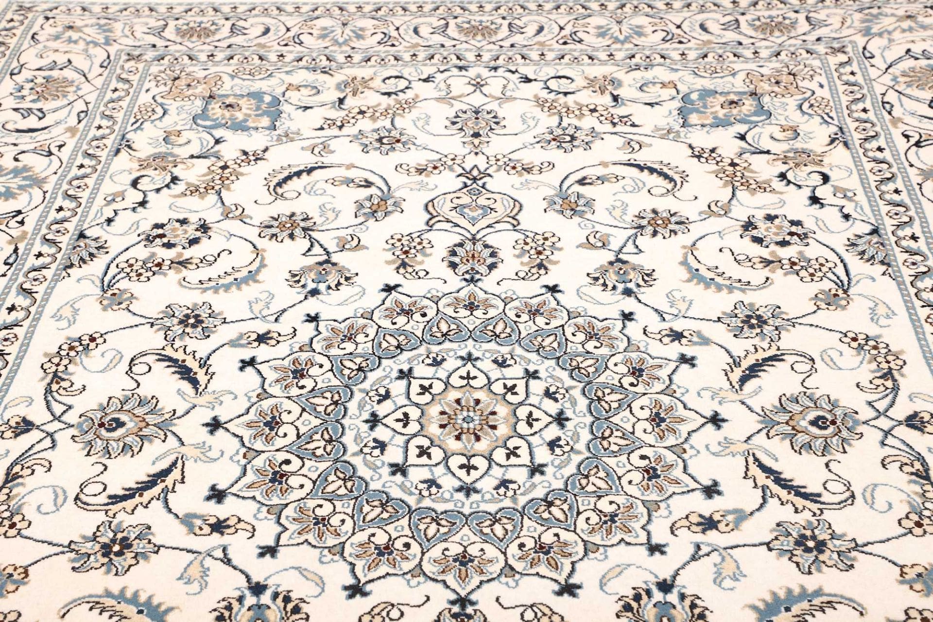 Handgeknüpfter Nain Perserteppich 201 × 290 cm