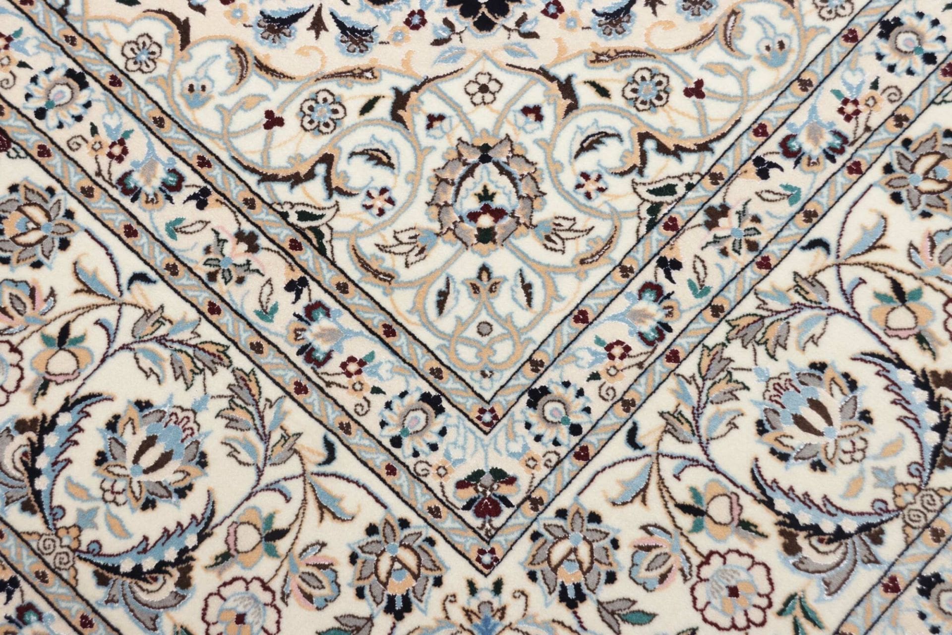 Nain Perserteppich aus Iran, 214 × 308 cm