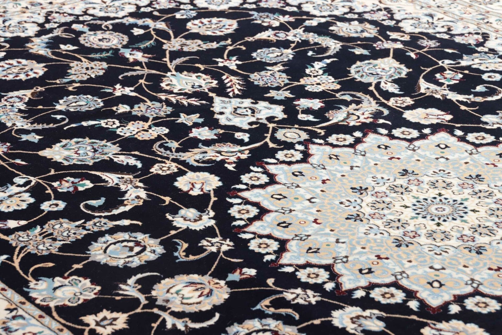 Nain Perserteppich aus Iran, 214 × 308 cm