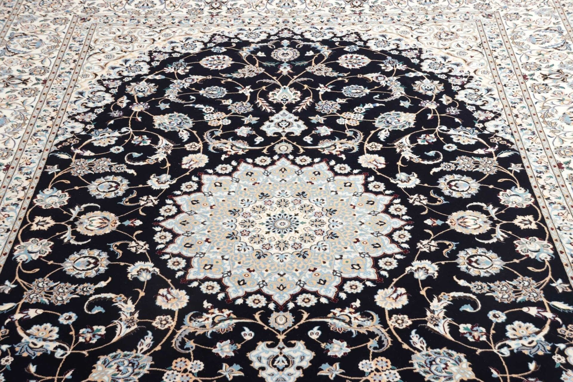 Nain Perserteppich aus Iran, 214 × 308 cm