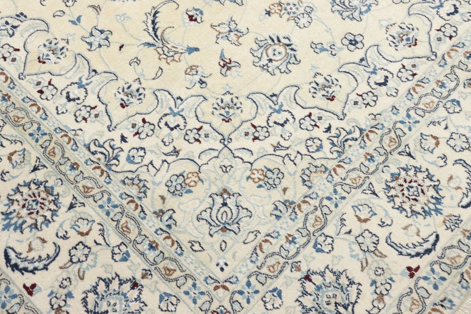 Handgeknüpfter Nain Perserteppich 198 × 290 cm