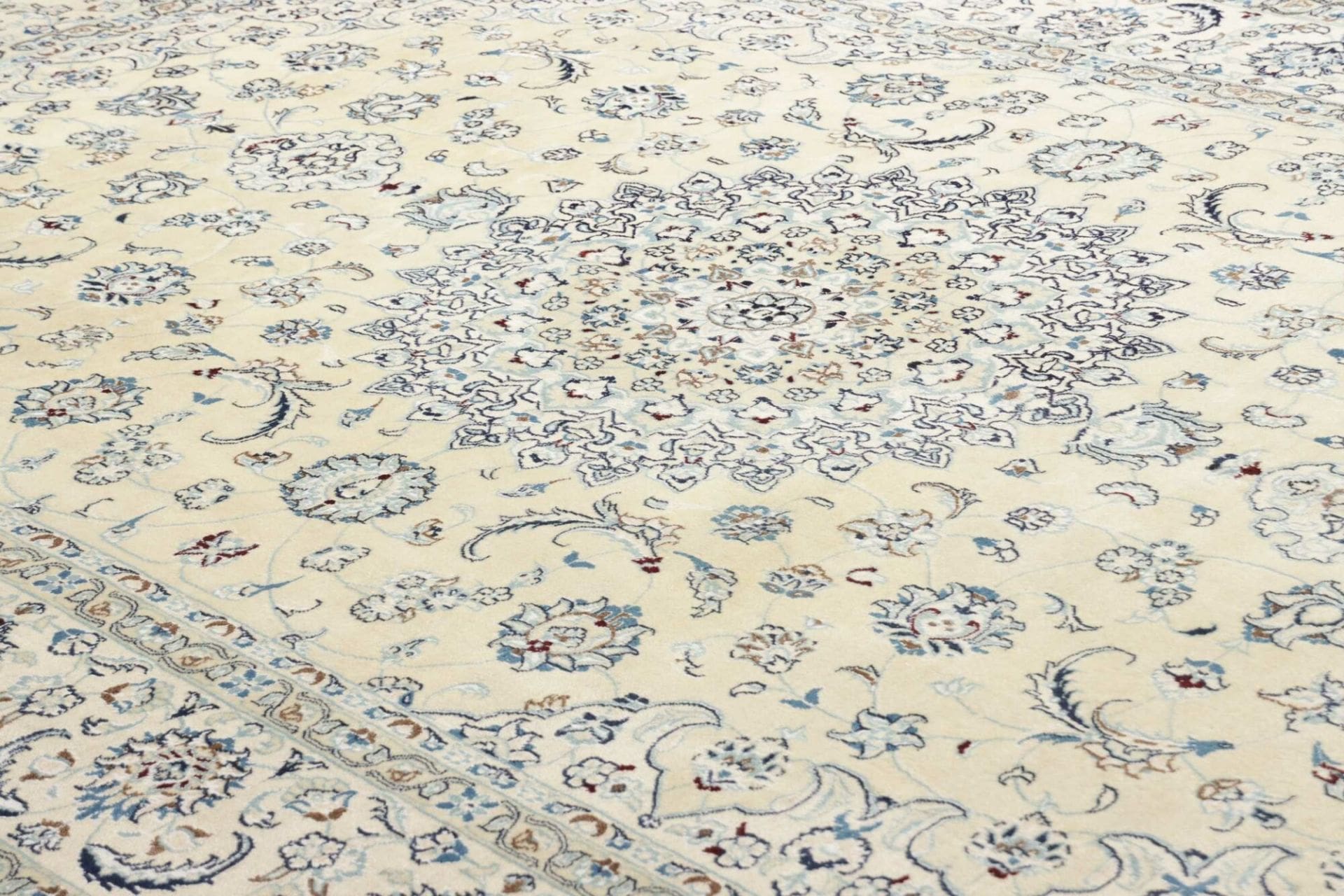 Handgeknüpfter Nain Perserteppich 198 × 290 cm